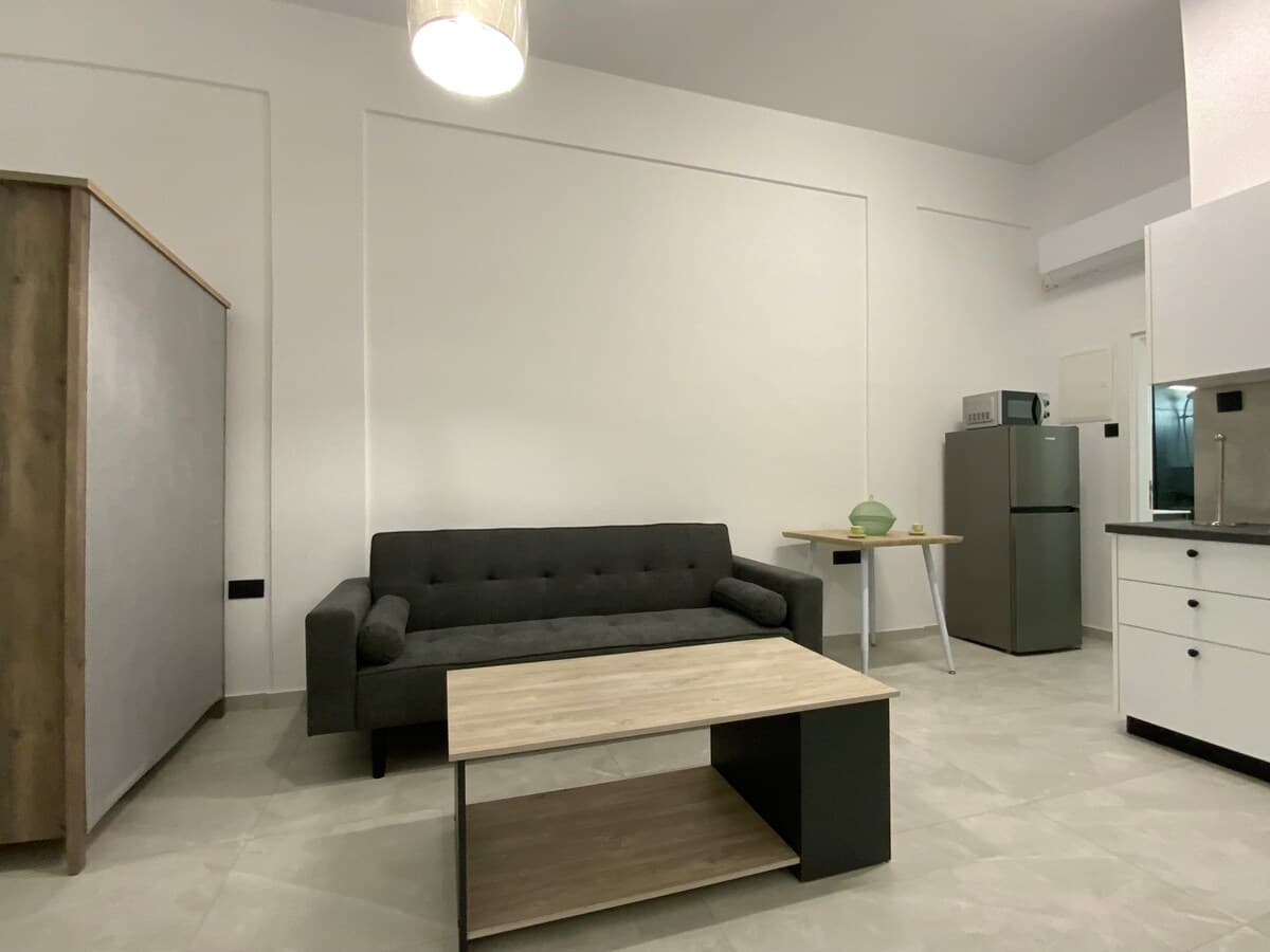 Καθιστικό με καναπέ και τραπεζάκι στη σουίτα Niki Breeze