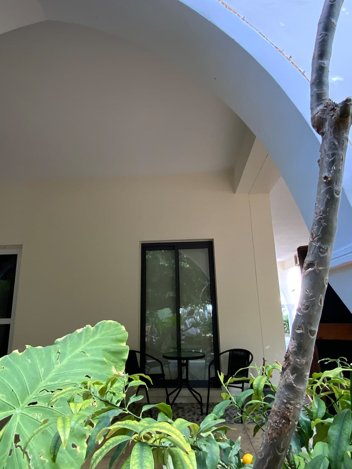 Ιδιωτικός κήπος και εξωτερικός χώρος στο Niki Breeze Elite Beach Suite